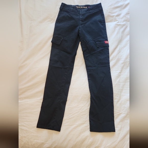 Women Black Cargo Pants - Picture 4 of 9